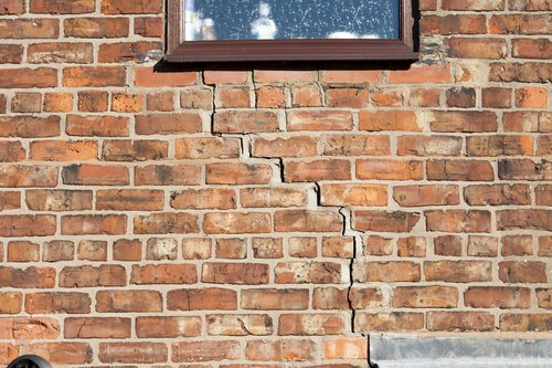 minor subsidence cracks