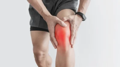 My knee hurts when i bend it and straighten it but no swelling